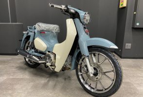 スーパーカブＣ１２５・パールカデットグレーの新車が入荷しました♪