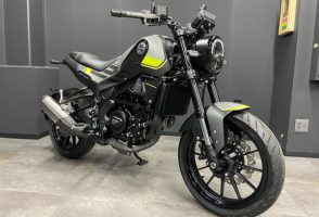 Benelli【ベネリ】・レオンチーノ250のグレーが入荷しました♪