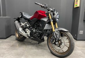 ホンダ CB250R ABS レッドの展示在庫車両が入荷しました♪