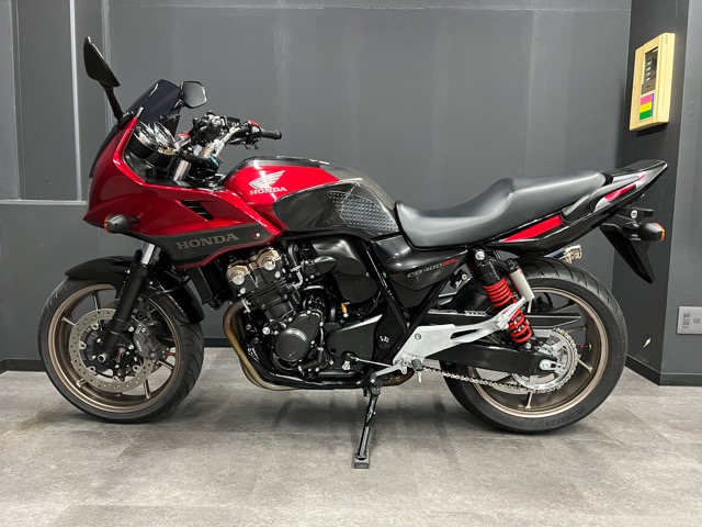 【中古車入荷情報】CB400スーパーボルドールのカスタム車！4