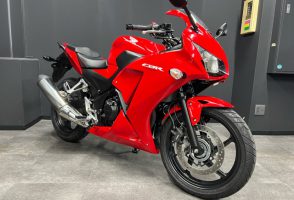 【中古車入荷情報】ホンダ・CBR250R ABS ミレニアムレッド入荷致しました♪