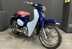 ホンダ・スーパーカブC125、パールニルタバブルーの在庫車が入荷しました！