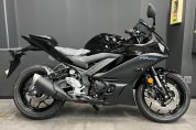 【ヤマハ】YZF-R25/2022年モデルのブラックメタリックが入荷しました♪2