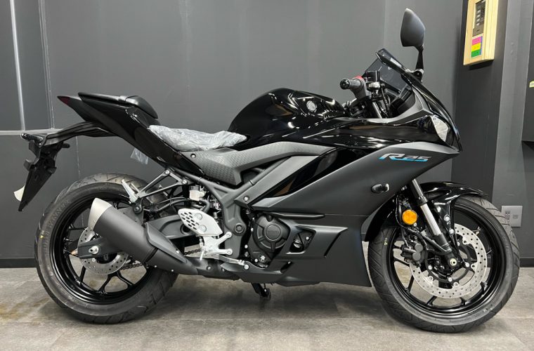 【ヤマハ】YZF-R25/2022年モデルのブラックメタリックが入荷しました♪2