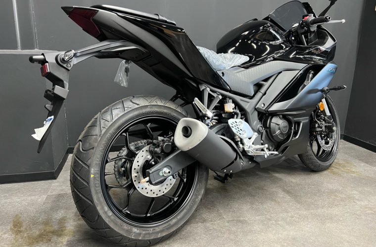 【ヤマハ】YZF-R25/2022年モデルのブラックメタリックが入荷しました♪3