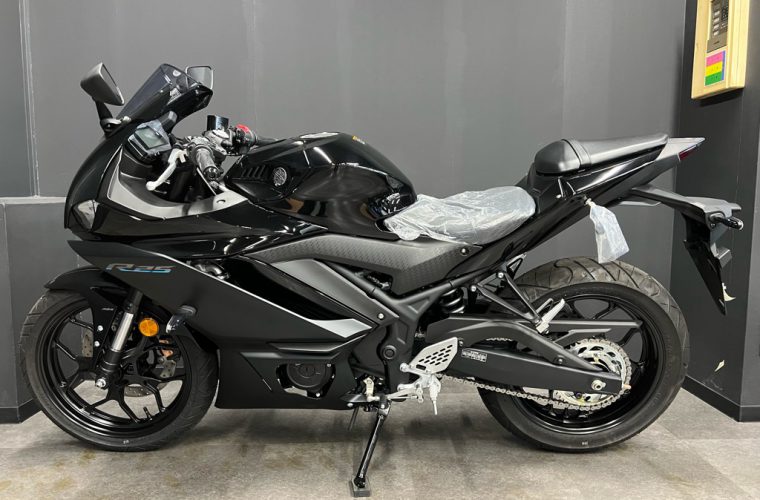 【ヤマハ】YZF-R25/2022年モデルのブラックメタリックが入荷しました♪4