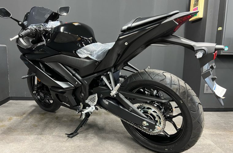 【ヤマハ】YZF-R25/2022年モデルのブラックメタリックが入荷しました♪6