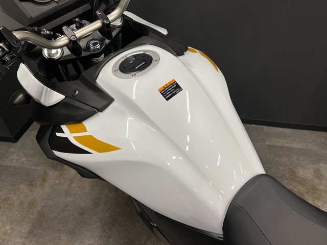 スズキ・Ｖストローム650XT【2022年・ブリリアントホワイト】1台入荷致しました♪7