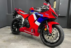 ホンダ・CBR600RRの中古車が入荷致しました♪