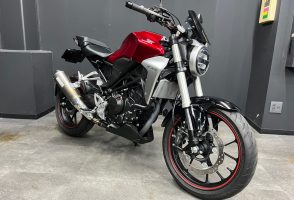 【中古車入荷！】カスタムパーツ多数装備のCB250R、入荷しました！